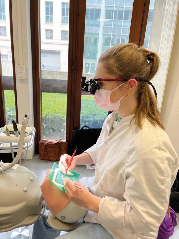 intervention chirurgie dentaire avec loupes bonoculaires