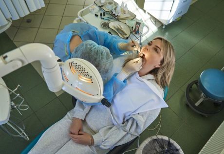 Intervention de chirurgie dentaire sur une patiente