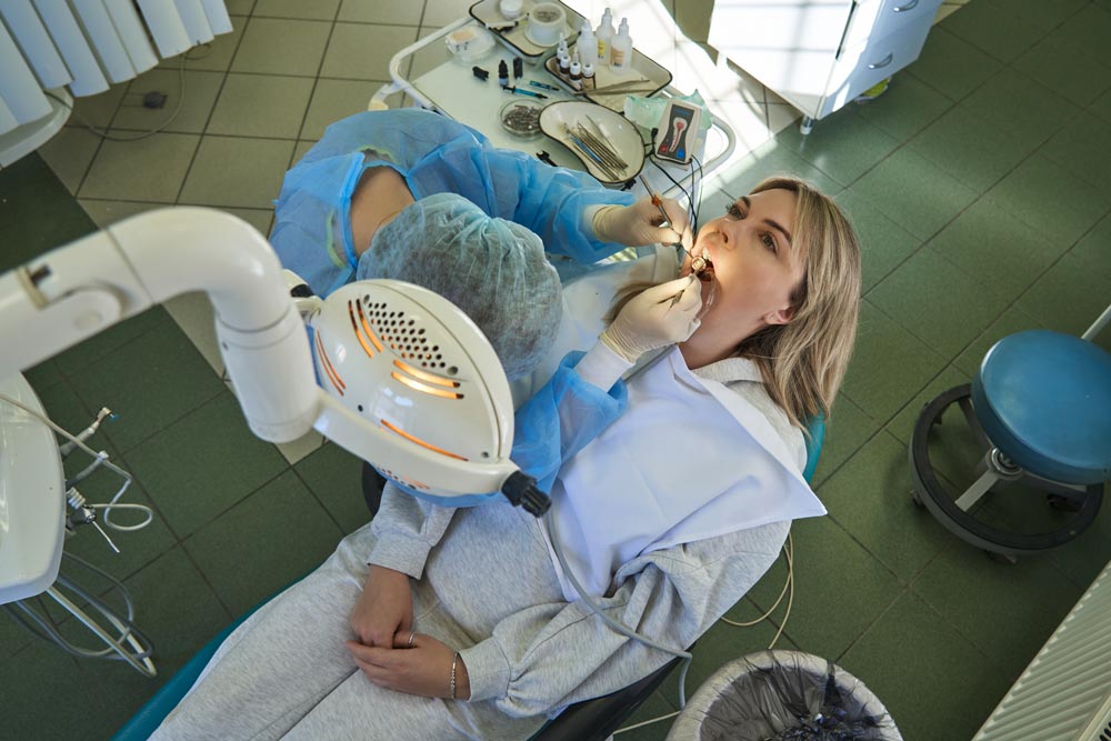 Intervention de chirurgie dentaire sur une patiente