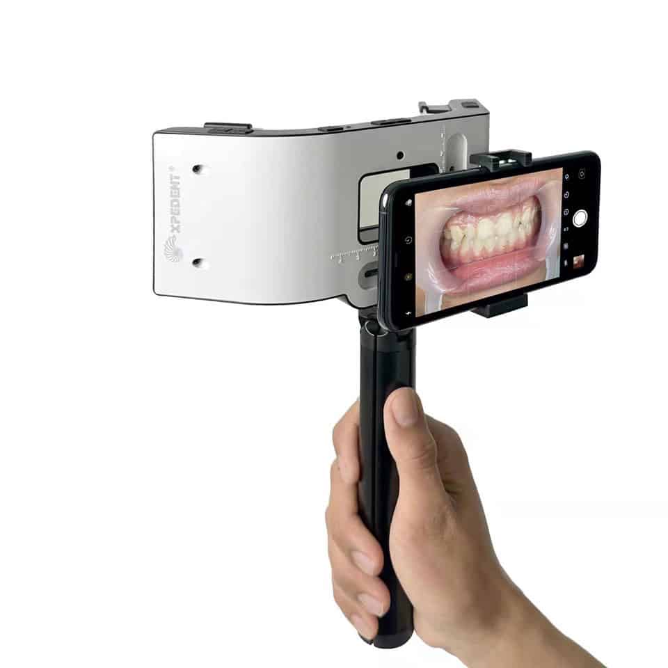 Système de éclairage pour la photographie orale à l'aide d'un smartphone pour les cabinets dentaires