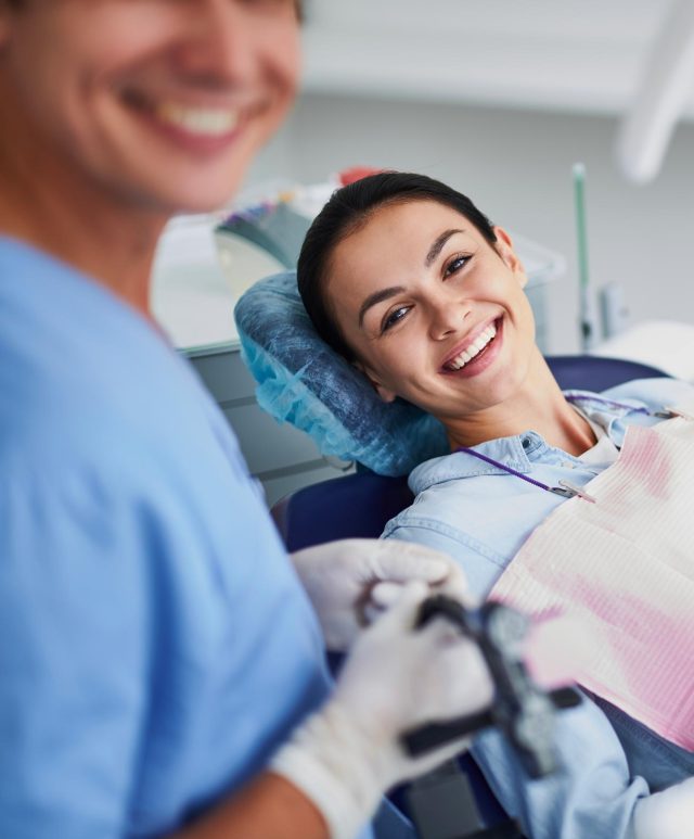 patiente-dentiste-avec-le-sourire